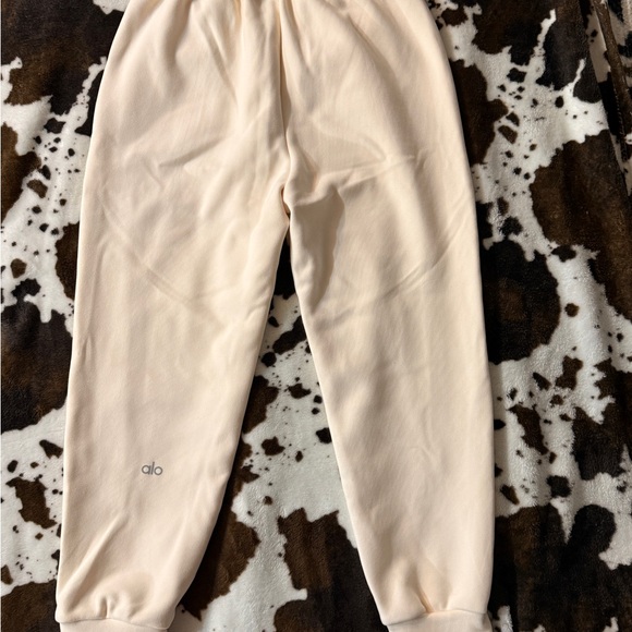 Alo Yoga Accolade Joggers Cream Neutral Fleece Sweatpants NWOT - Picture 5 of 8
